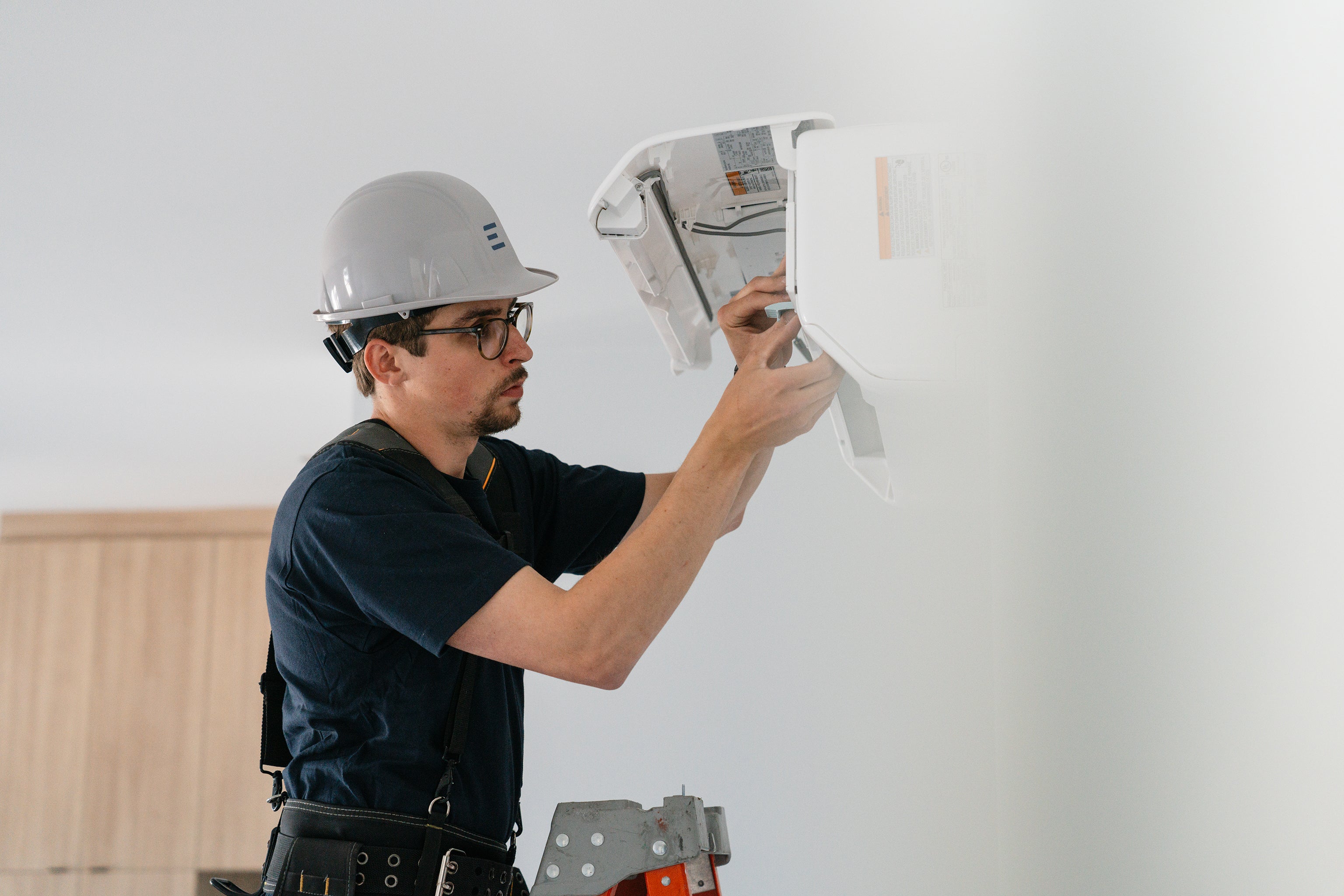 Technicien frigoriste au travail