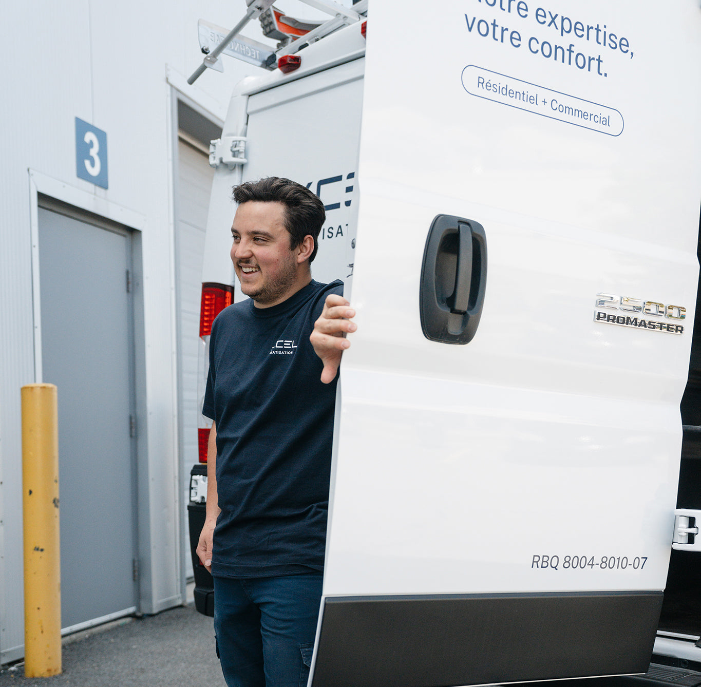 Plombier chauffagiste au travail
