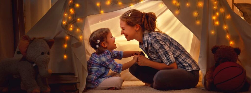 Maman et sa fille dans une chambre d'enfant